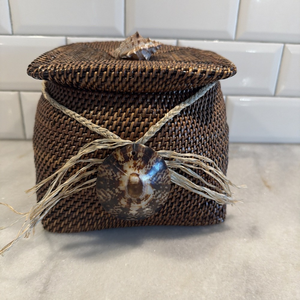 Vintage 1980's Woven Lidded Basket With She'll Decor‎ 003